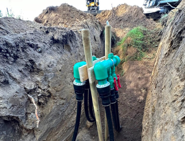 Jordvarme manifold i udgravning under installation