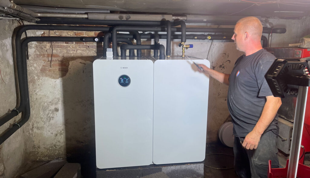 Varmepumpe med lang jordvarme levetid serviceres af tekniker